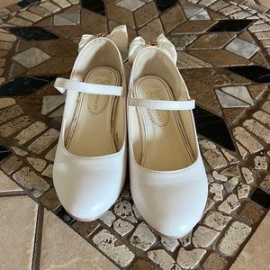 White Faux Leather Low Shoes W Bow & Pearl EU 37 (Fits Youth / Women’s 6.5–7)